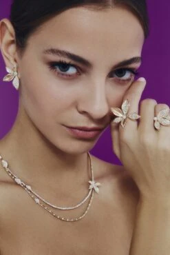 GLORIA 18K GOLD DIAMOND LARGE EARRINGS 9 GLORIA 18K GOLD DIAMOND LARGE EARRINGS -Bee Goddess BEEGODDESS 11 24 001 0081 aa541de8 365c 4e0c 9678 54ff4e276734