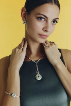 HONEYCOMB 18K GOLD DIAMOND PERIDOT EMERALD PENDANT 13 HONEYCOMB 18K GOLD DIAMOND PERIDOT EMERALD PENDANT -Bee Goddess BEEGODDESS 11 24 006 0708 6b35294f 8f30 4516 9a1f e0fe855e49ce