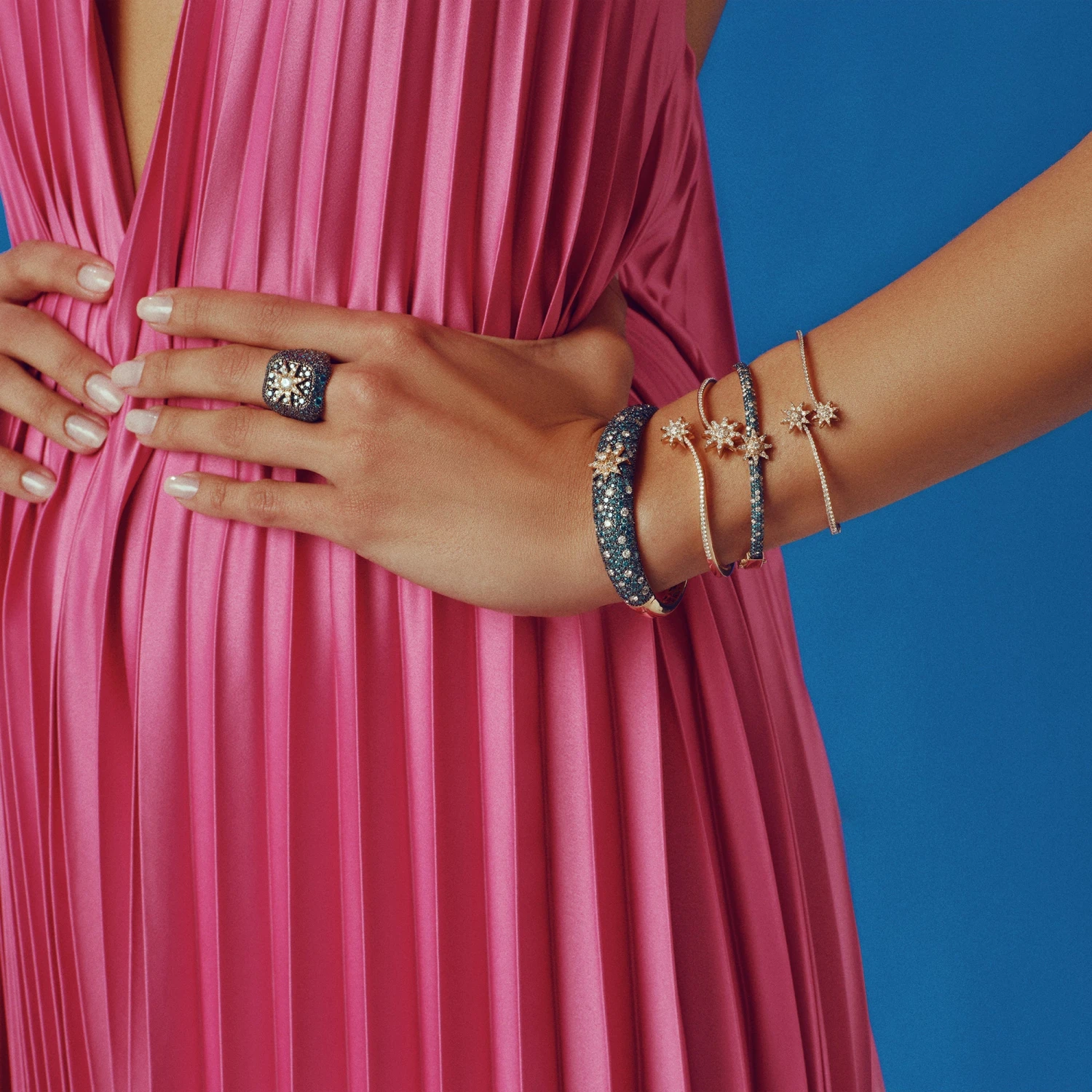 VENUS STAR 18K GOLD BLUE DIAMOND BANGLE BRACELET 4 VENUS STAR 18K GOLD BLUE DIAMOND BANGLE BRACELET - Image 2