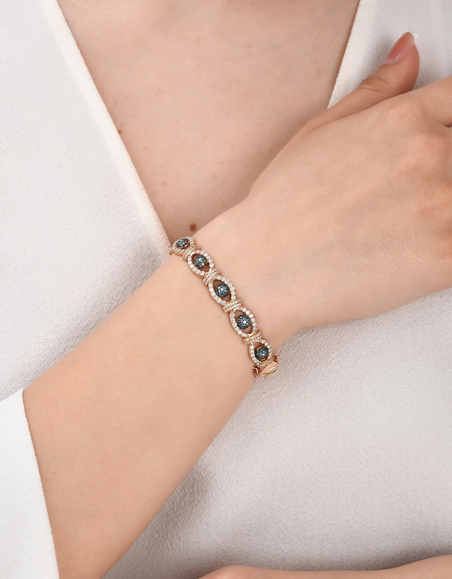 EYE LIGHT 18K GOLD BLUE DIAMOND BRACELET 4 EYE LIGHT 18K GOLD BLUE DIAMOND BRACELET - Image 2