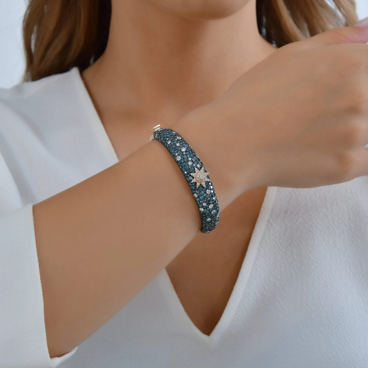 VENUS STAR 18K GOLD BLUE DIAMOND BANGLE BRACELET 5 VENUS STAR 18K GOLD BLUE DIAMOND BANGLE BRACELET - Image 3