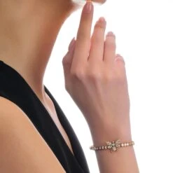 QUEEN BEE HANIA 18K GOLD BAGUETTE DIAMOND MEDIUM BRACELET -Bee Goddess PTK18K3MAZBPGBL 4b7378f2 66e7 44e0 a259 d55025edb73b