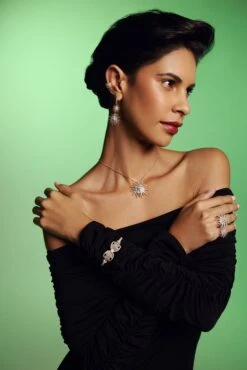 JARDIN STAR 18K GOLD BAGUETTE DIAMOND NECKLACE -Bee Goddess aaaaaaaa 135d55b6 61cd 4afc 94cf 2e4da6d5e68b